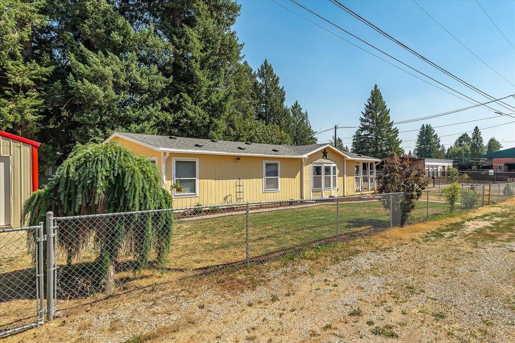 Photo of 104 N Stevens Ave, Deer Park, WA 99006 (MLS # 202610056)