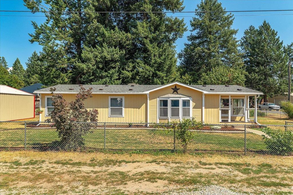 Photo of 104 N Stevens Ave, Deer Park, WA 99006 (MLS # 202610056)
