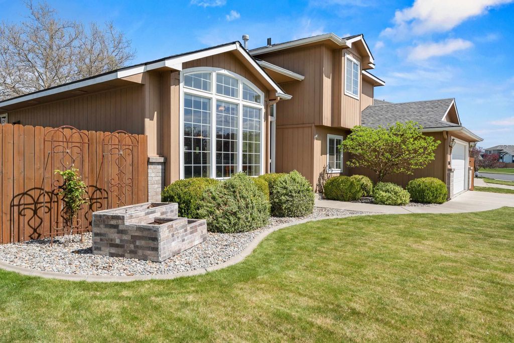Photo of 7006 N Helena St, Spokane, WA 99217 (MLS # 202616367)