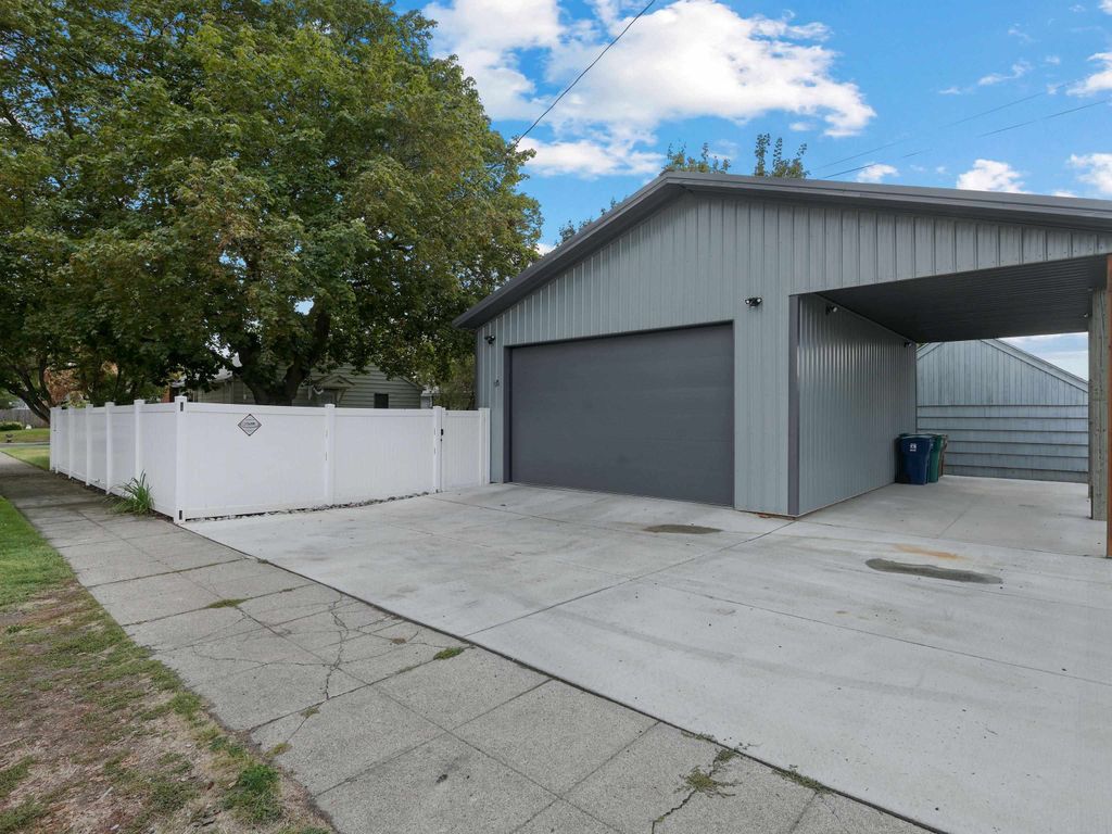 Photo of 4227 N Walnut St, Spokane, WA 99205 (MLS # 202525456)