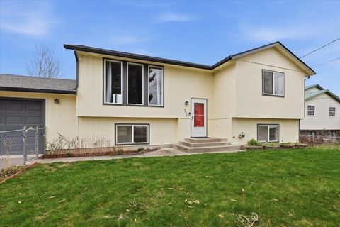 Photo of 4014 N Locust Rd, Spokane, WA 99206 (MLS # 202614213)