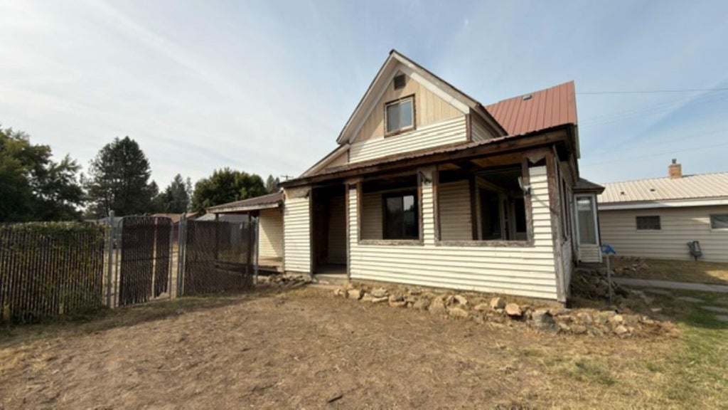 Photo of 206 E Crawford St, Deer Park, WA 99006 (MLS # 202624146)