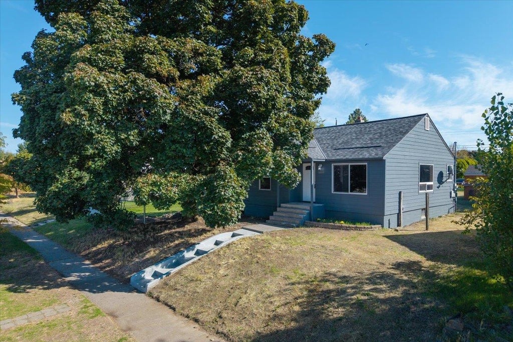 Photo of 4808 N Post St, Spokane, WA 99205 (MLS # 202624546)