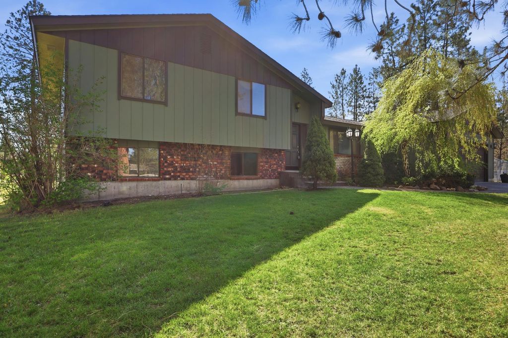 Photo of 28504 N N Cottonwood Rd Rd, Chattaroy, WA 99003 (MLS # 202616577)