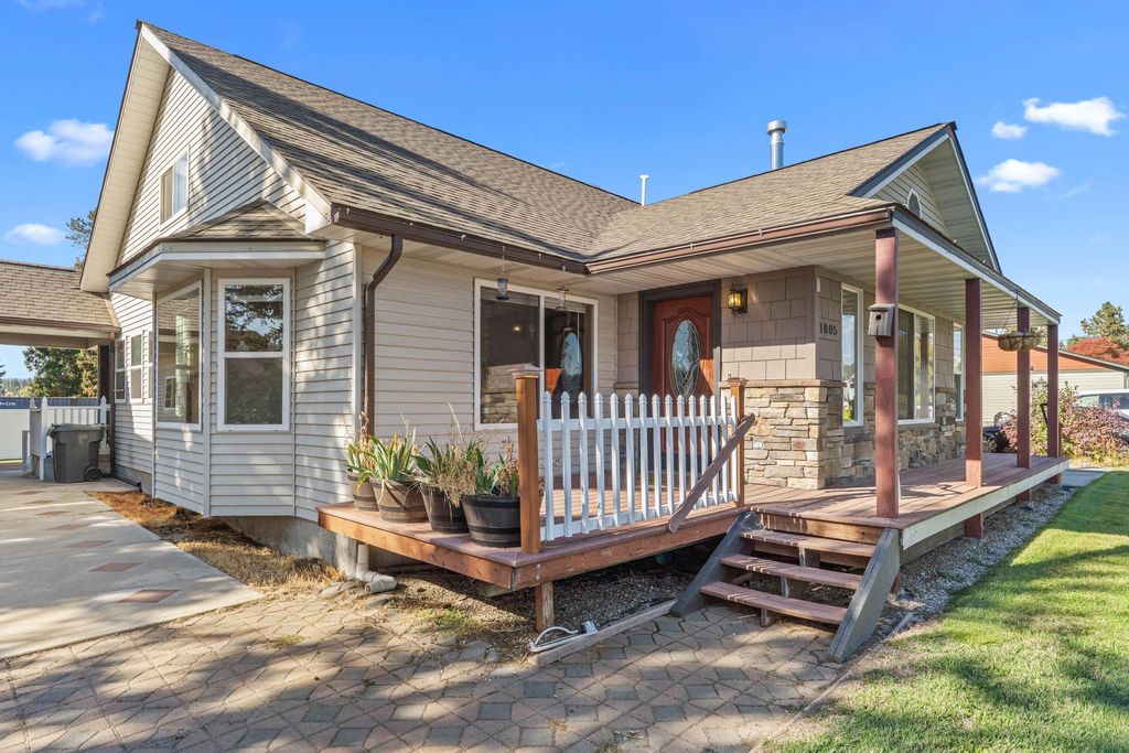 Photo of 1005 N 3rd St, Chewelah, WA 99109 (MLS # 202525449)