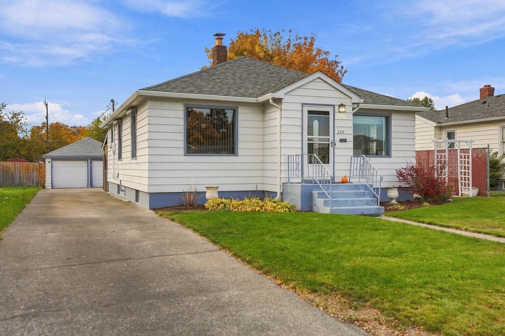 Photo of 2717 N Lee St, Spokane, WA 99207 (MLS # 202626220)