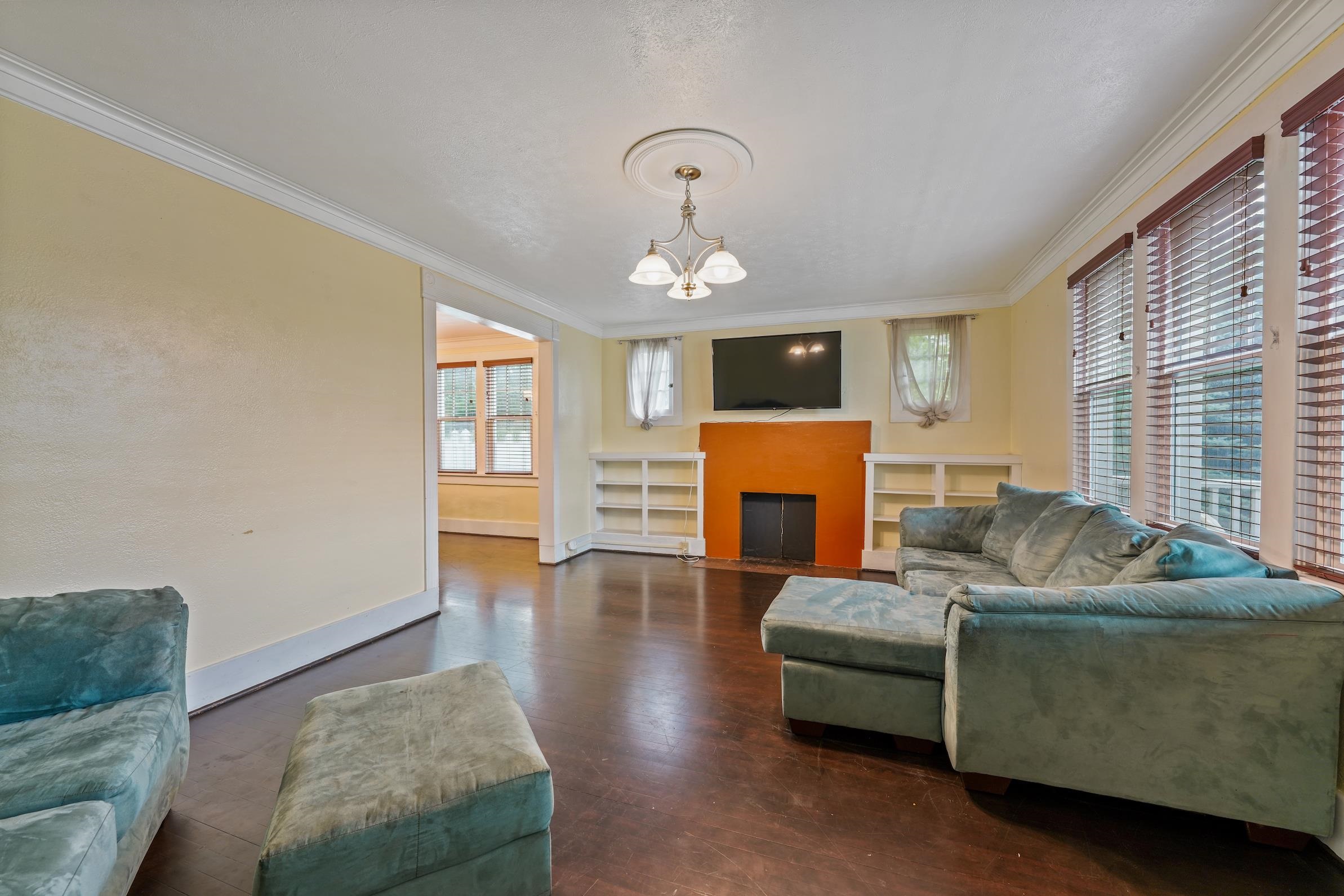 Photo 5 of 24 of 431 W Spruce Rd house