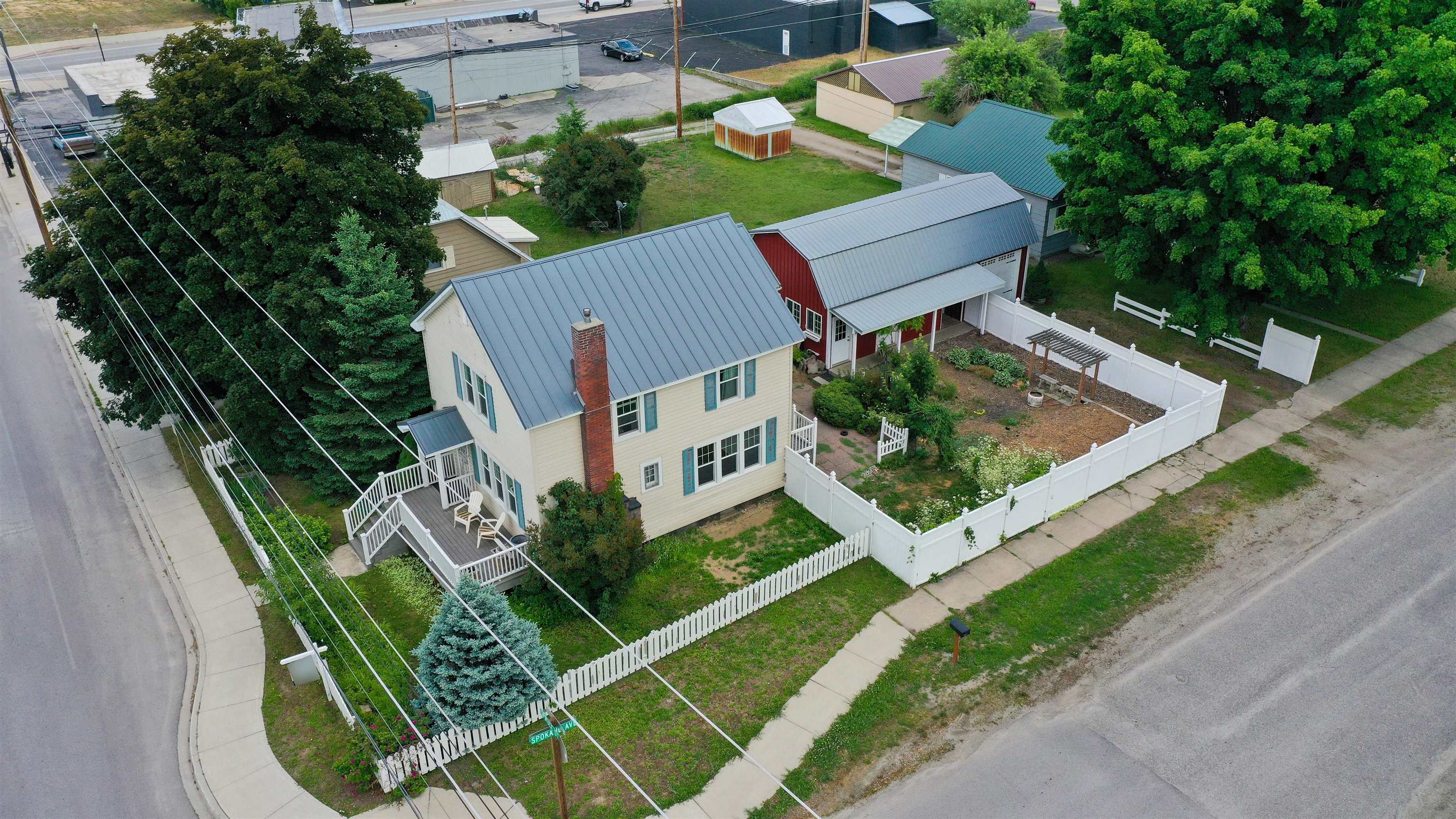Photo 2 of 24 of 431 W Spruce Rd house