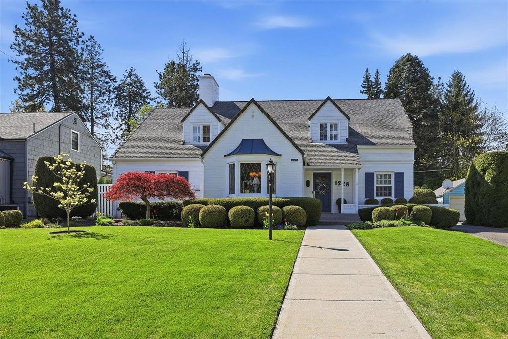 Photo of 1228 E Overbluff Rd, Spokane, WA 99203 (MLS # 202616300)