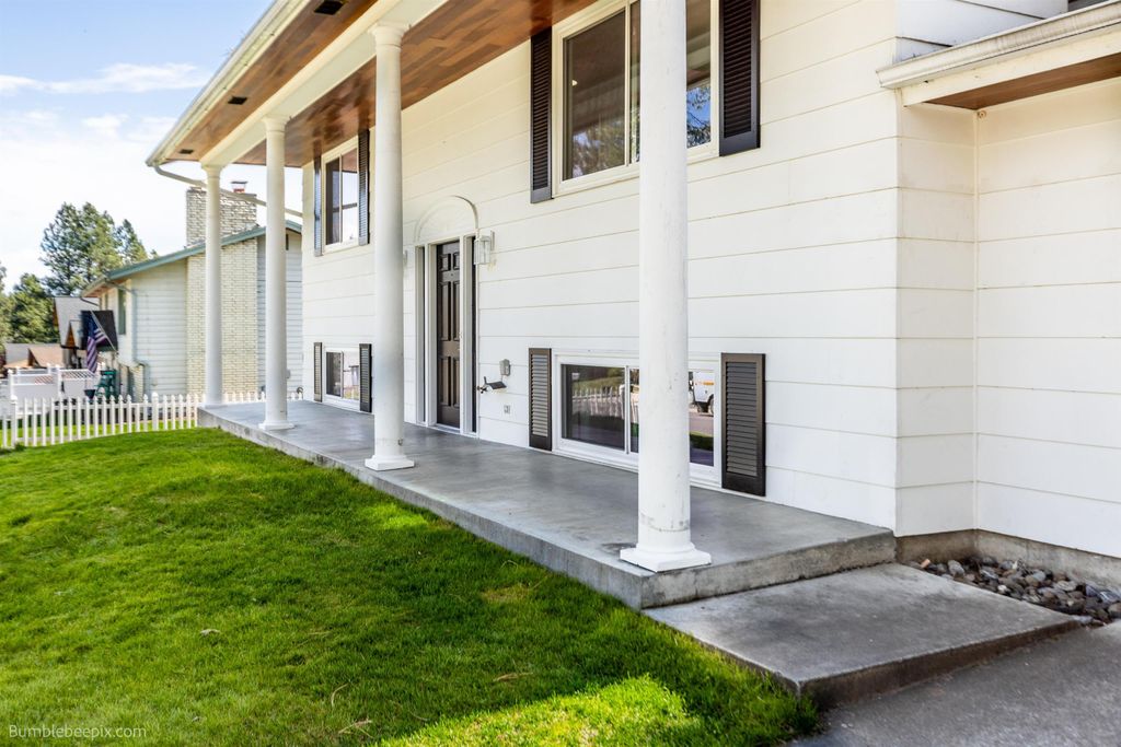 Photo of 817 W Falcon Ave, Spokane, WA 99218 (MLS # 202616447)