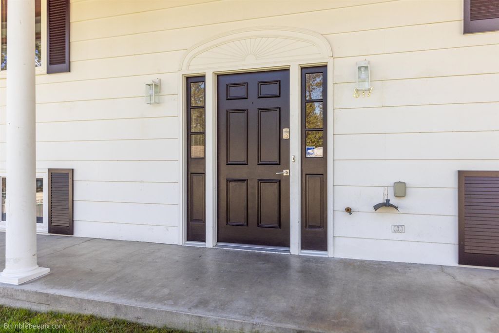 Photo of 817 W Falcon Ave, Spokane, WA 99218 (MLS # 202616447)