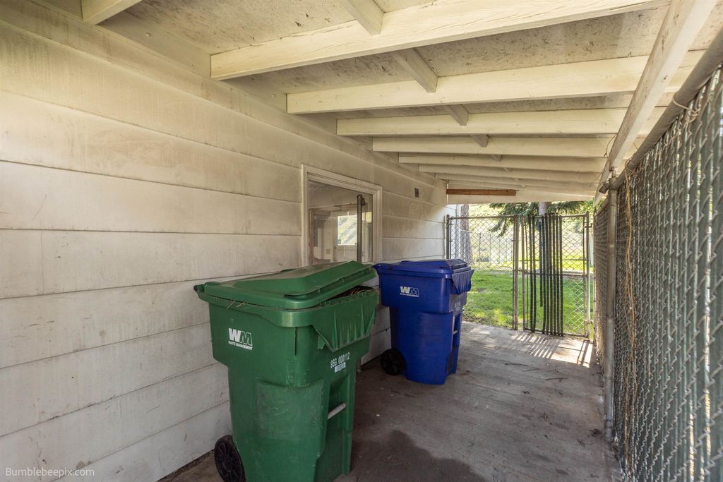 Photo of 817 W Falcon Ave, Spokane, WA 99218 (MLS # 202616447)