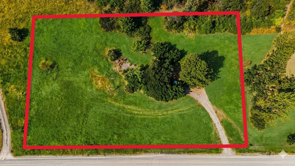 Photo of 29411 N Dunn Rd, Chattaroy, WA 99003 (MLS # 202623337)