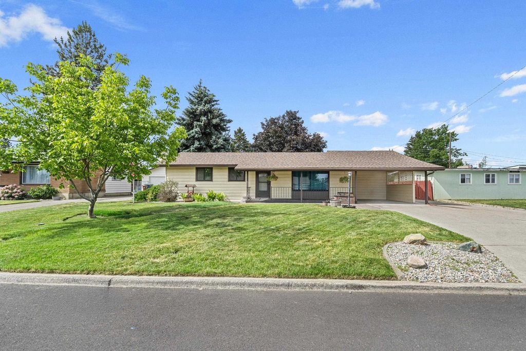 Photo of 412 E Cozza Dr, Spokane, WA 99208 (MLS # 202618842)