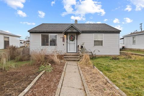 Photo of 2214 E Rockwell Ave, Spokane, WA 99207 (MLS # 202611069)