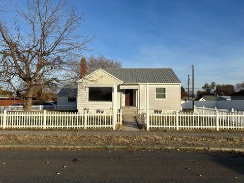 Photo of 1748 N Lacey St, Spokane, WA 99207 (MLS # 202526761)