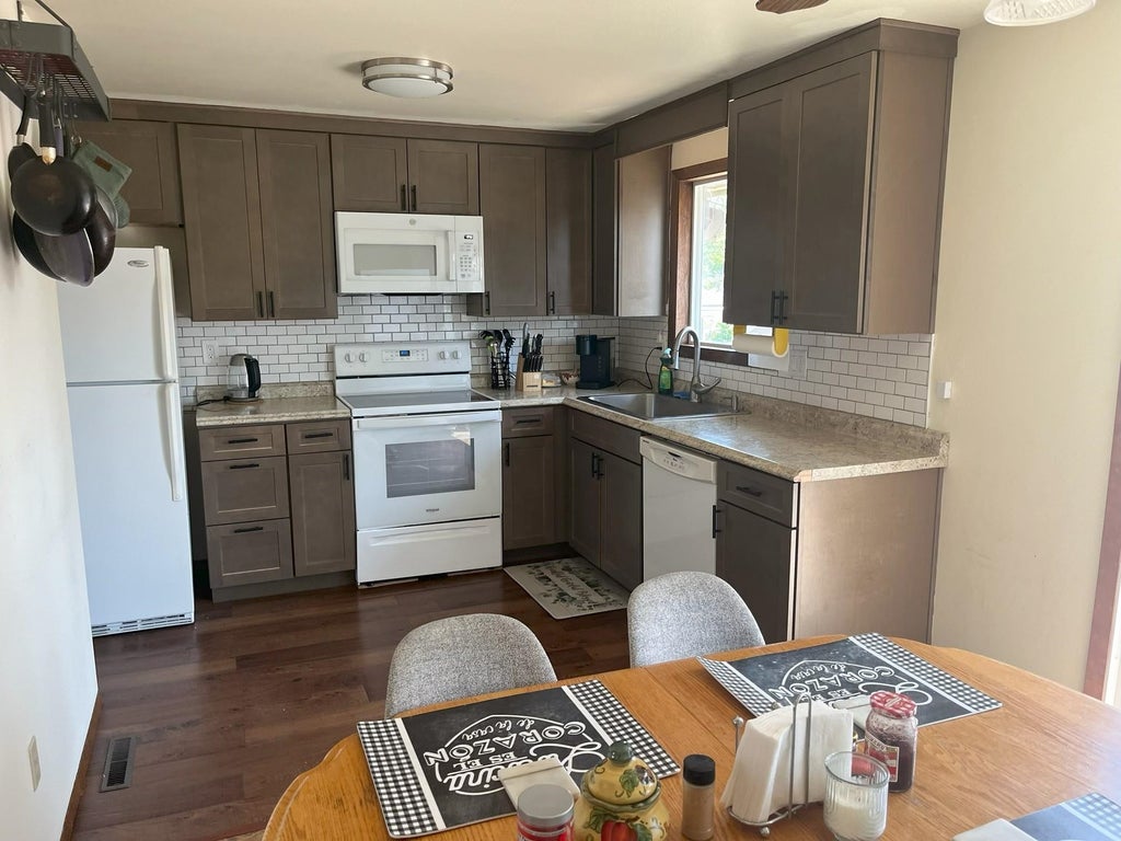 Photo of 804 E 37th Ave, Spokane, WA 99203 (MLS # 202620588)
