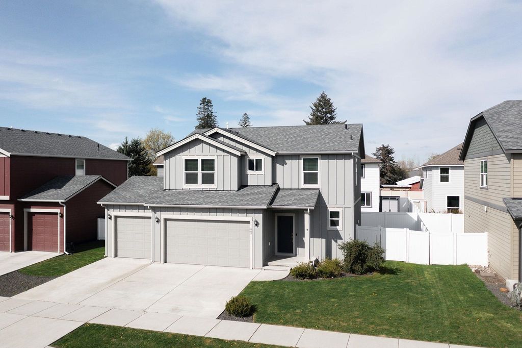 Photo of 1007 N Viewmont Rd, Greenacres, WA 99016 (MLS # 202615664)