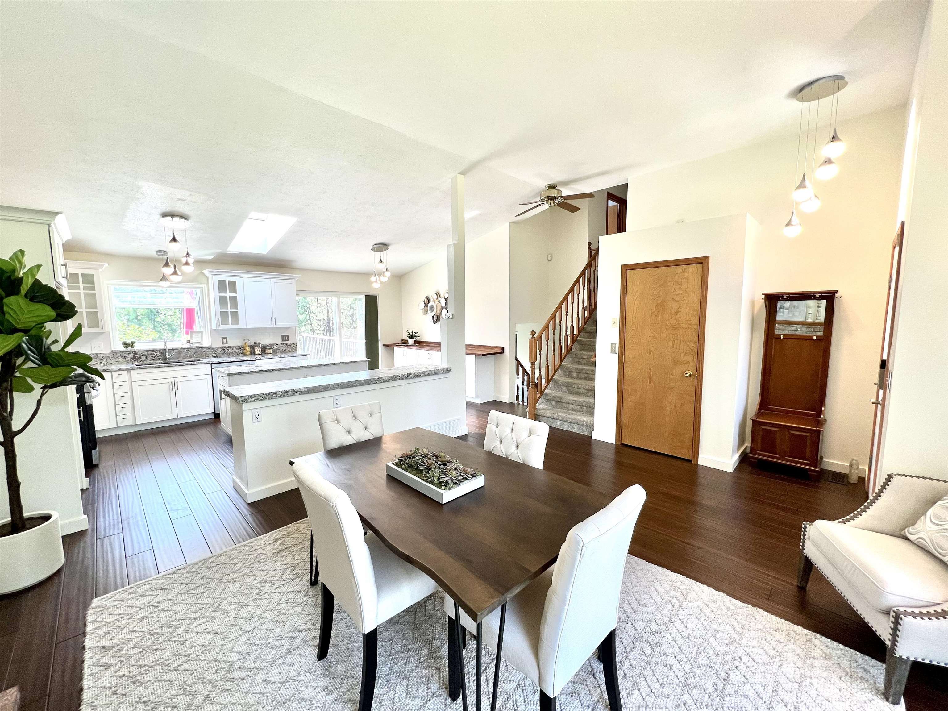 Photo 6 of 41 of 17212 N Meadowview Ct house