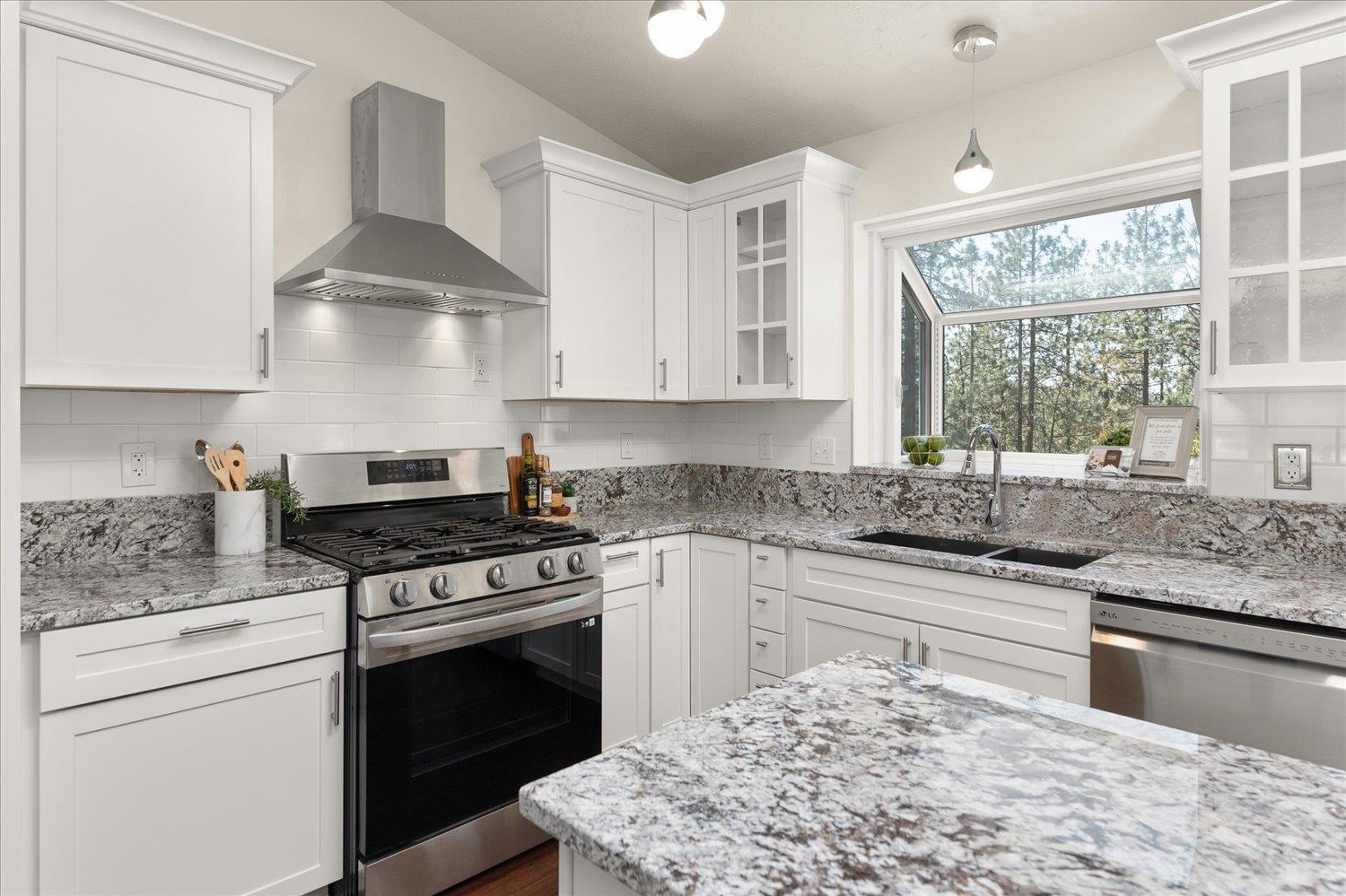 Photo 13 of 41 of 17212 N Meadowview Ct house