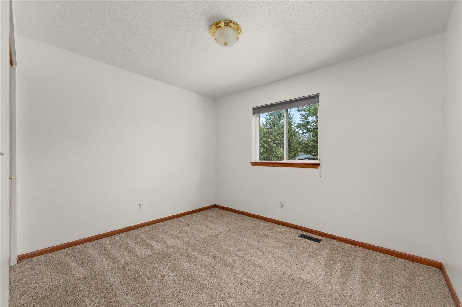 Photo 18 of 41 of 17212 N Meadowview Ct house