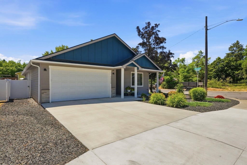 Photo of 3409 S MYRTLE St, Spokane, WA 99223 (MLS # 202620343)