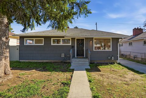 Photo of 822 E GARLAND Ave, Spokane, WA 99207 (MLS # 202615225)