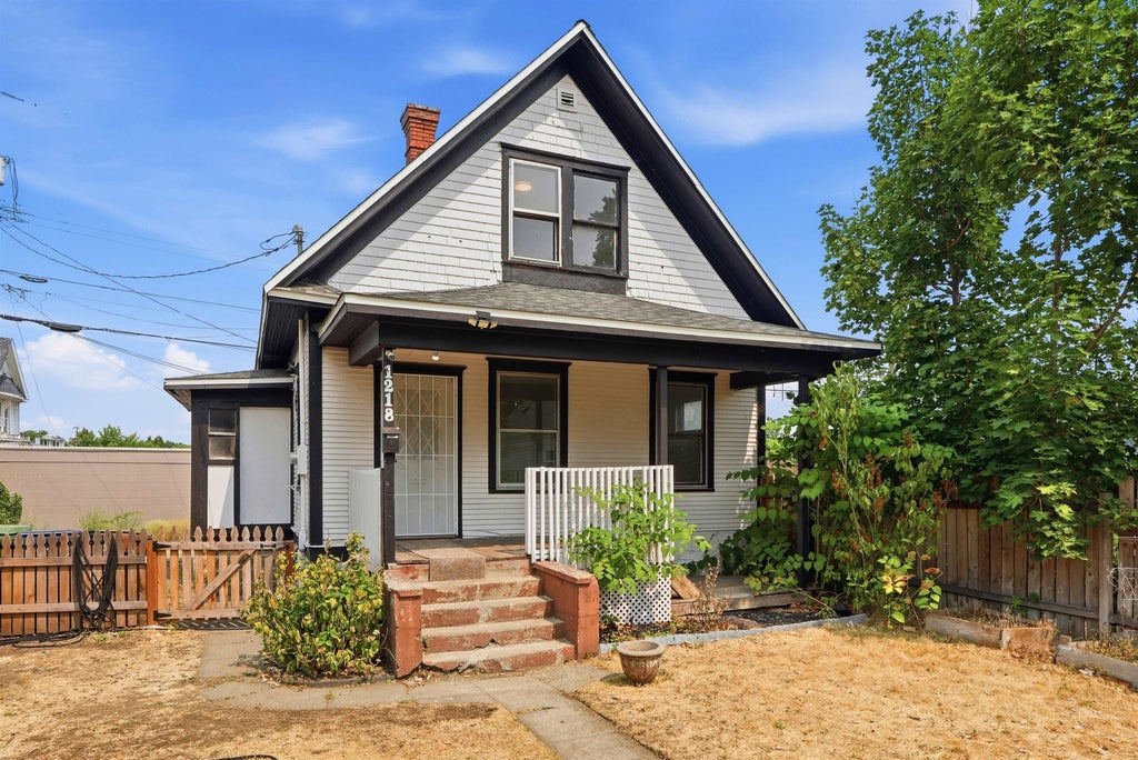Photo of 1218 W Shannon Ave, Spokane, WA 99205 (MLS # 202622186)