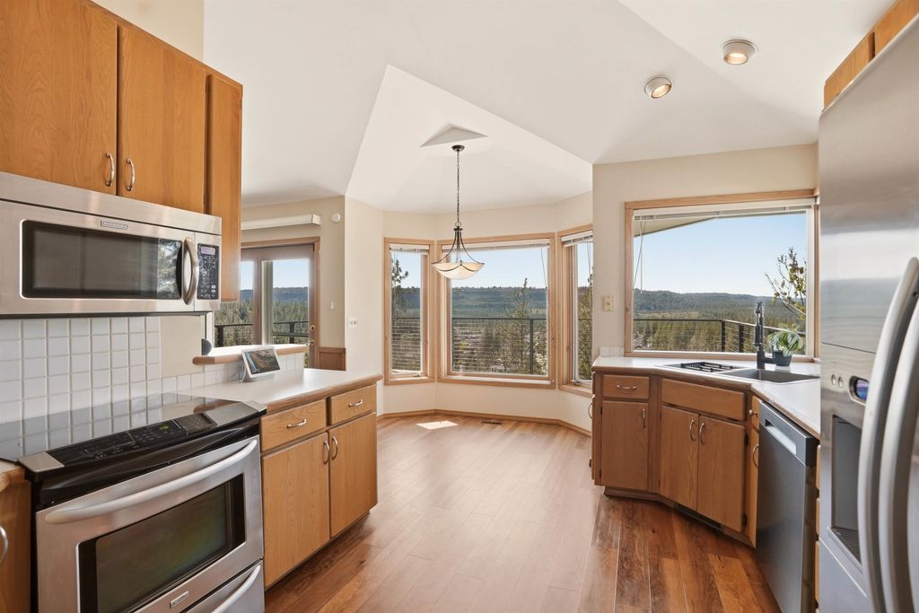 Photo of 6407 N Park View Ln, Spokane, WA 99205 (MLS # 202615698)