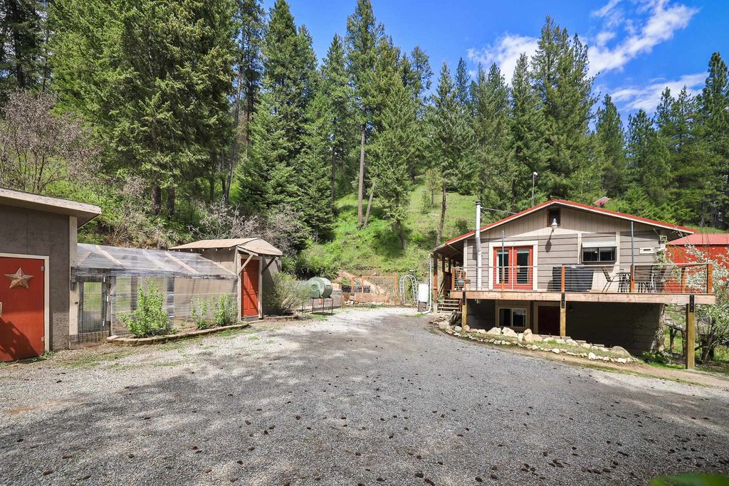 Photo of 22707 E Lakeview Rd, Newman Lake, WA 99025 (MLS # 202616389)