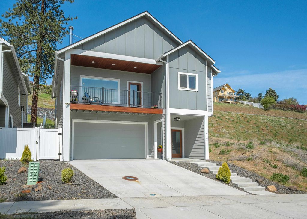 Photo of 1212 W CORA Ave, Spokane, WA 99205 (MLS # 202616008)