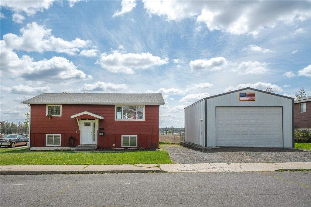 Photo of 1323 Pineview St, Cheney, WA 99004 (MLS # 202616471)
