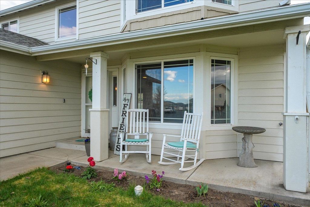 Photo of 430 S Dovetail Ct, Airway Heights, WA 99001 (MLS # 202616305)