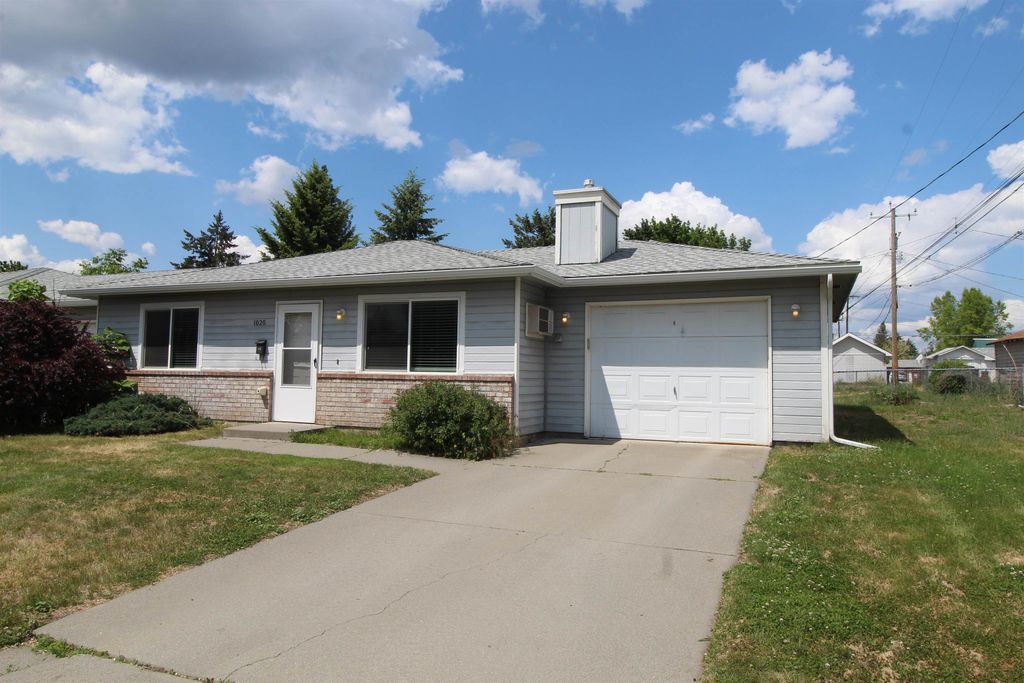 Photo of 1020 W Lacrosse Ave, Spokane, WA 99205 (MLS # 202525593)