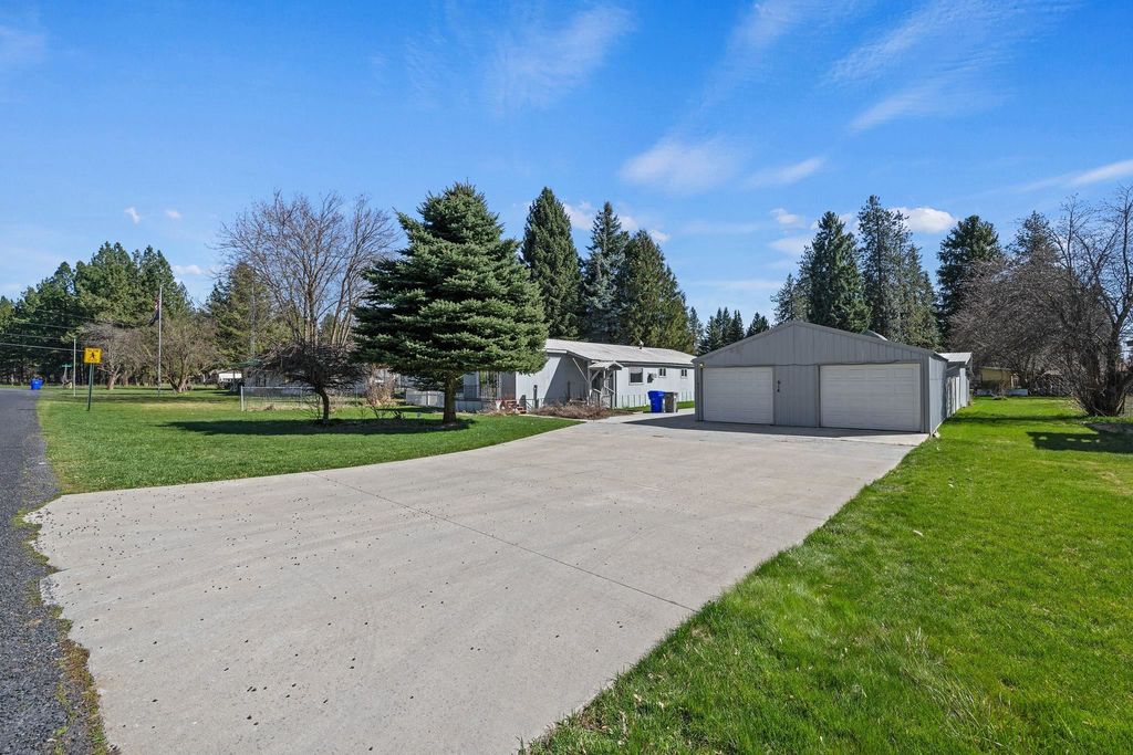 Photo of 614 E 2nd St, Deer Park, WA 99006 (MLS # 202615095)