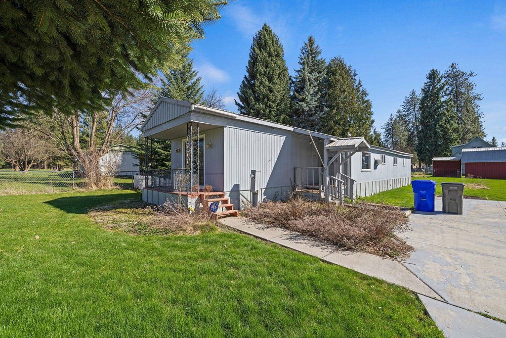 Photo of 614 E 2nd St, Deer Park, WA 99006 (MLS # 202615095)
