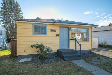 Photo of 1524 E Walton Ave, Spokane, WA 99207 (MLS # 202527132)