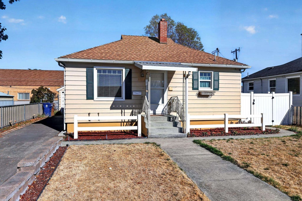 Photo of 2911 E Hoffman Ave, Spokane, WA 99207 (MLS # 202625491)