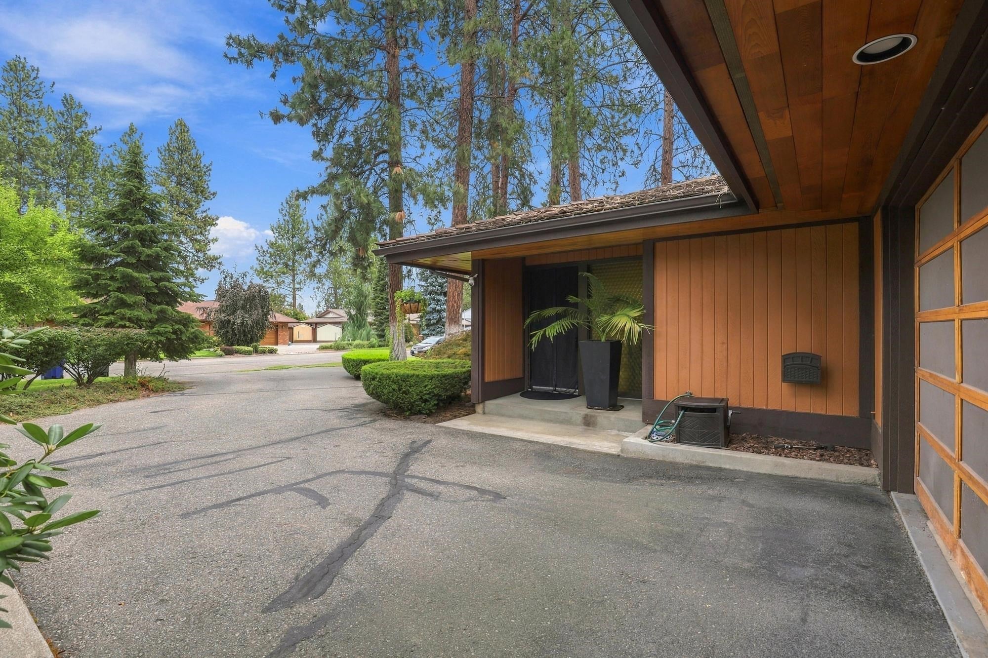 11308/11310 E 29th Ave - Photo 2