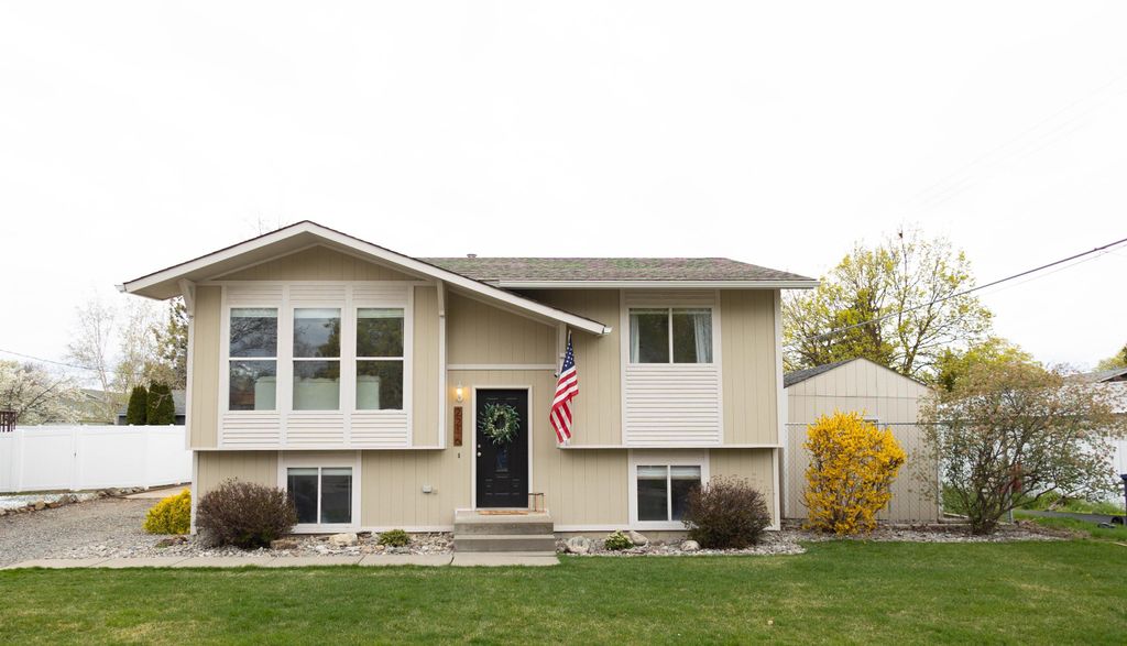 Photo of 2216 S Cuba St, Spokane, WA 99223 (MLS # 202615669)