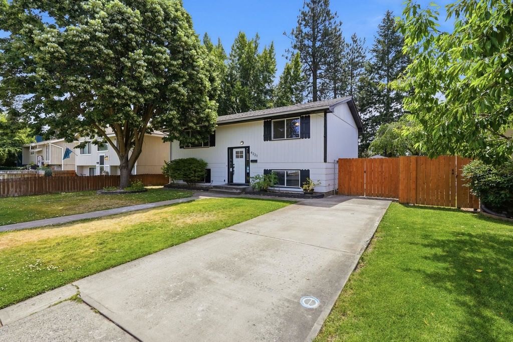 Photo of 4221 W Everett Ave, Spokane, WA 99205 (MLS # 202619783)
