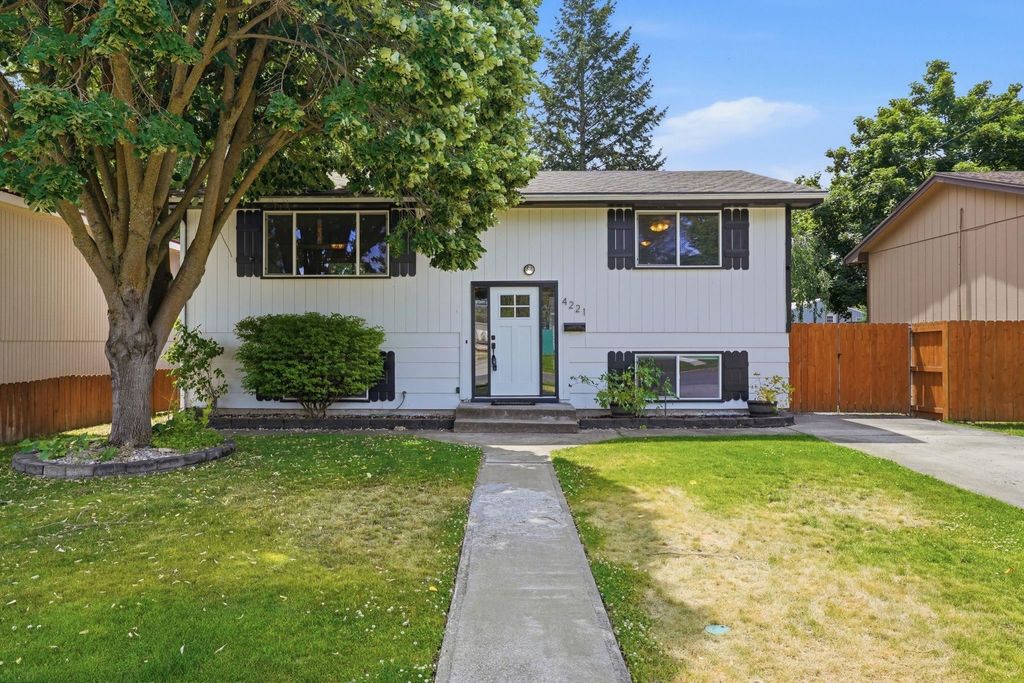 Photo of 4221 W Everett Ave, Spokane, WA 99205 (MLS # 202619783)