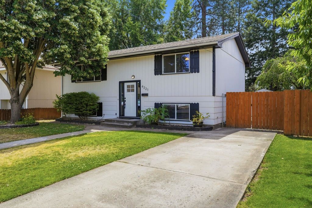 Photo of 4221 W Everett Ave, Spokane, WA 99205 (MLS # 202619783)