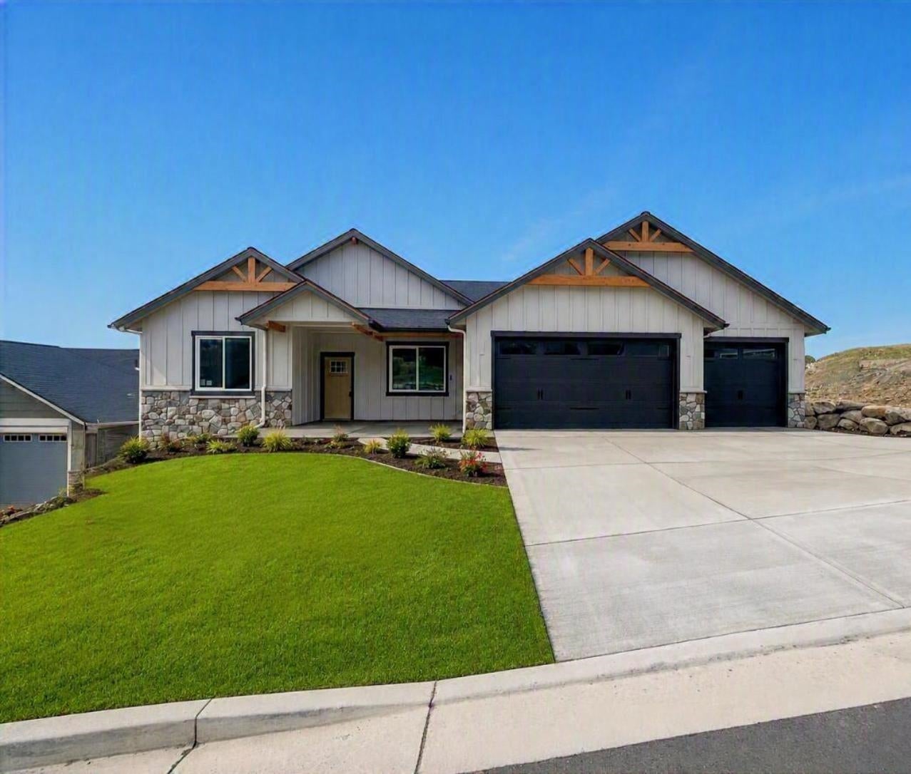 Photo 1 of 31 — 74 E Center Ln, Spokane, WA 99208