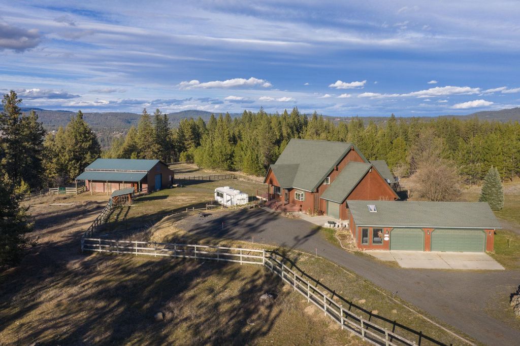 Photo of 15218 W Autumn Ln, Nine Mile Falls, WA 99026 (MLS # 202621035)
