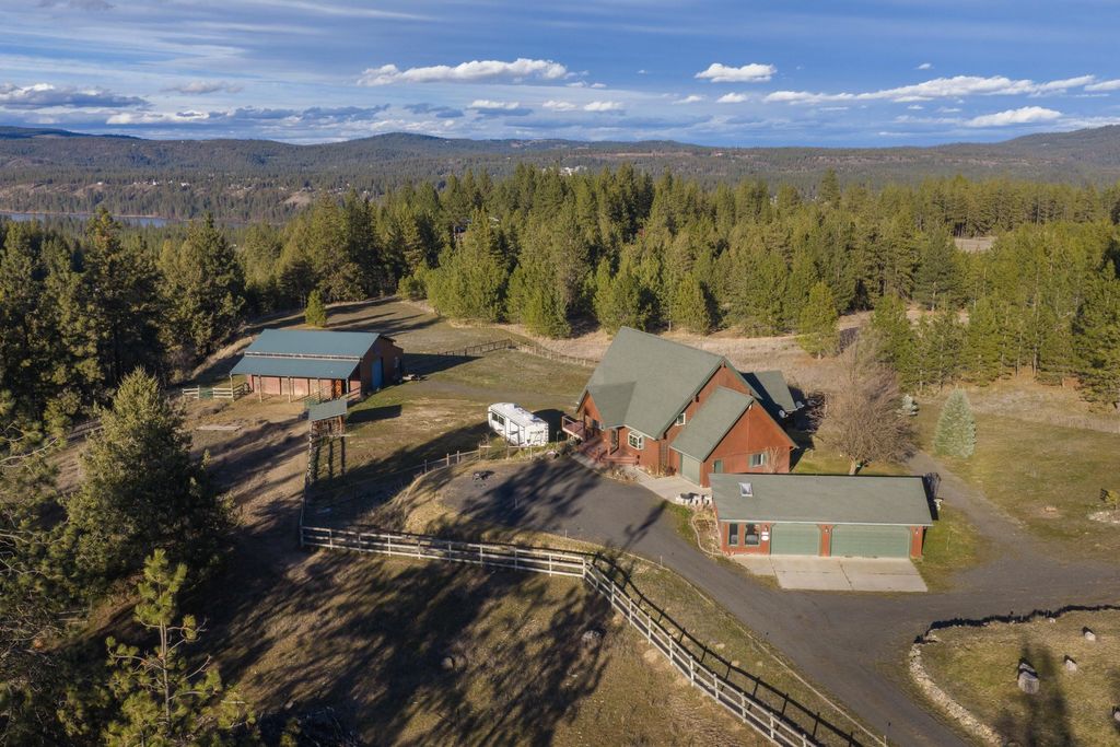 Photo of 15218 W Autumn Ln, Nine Mile Falls, WA 99026 (MLS # 202621035)