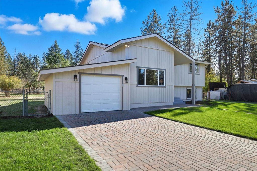 Photo of 16406 N Tamarac Ln, Nine Mile Falls, WA 99026 (MLS # 202525589)