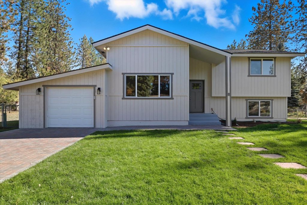 Photo of 16406 N Tamarac Ln, Nine Mile Falls, WA 99026 (MLS # 202525589)
