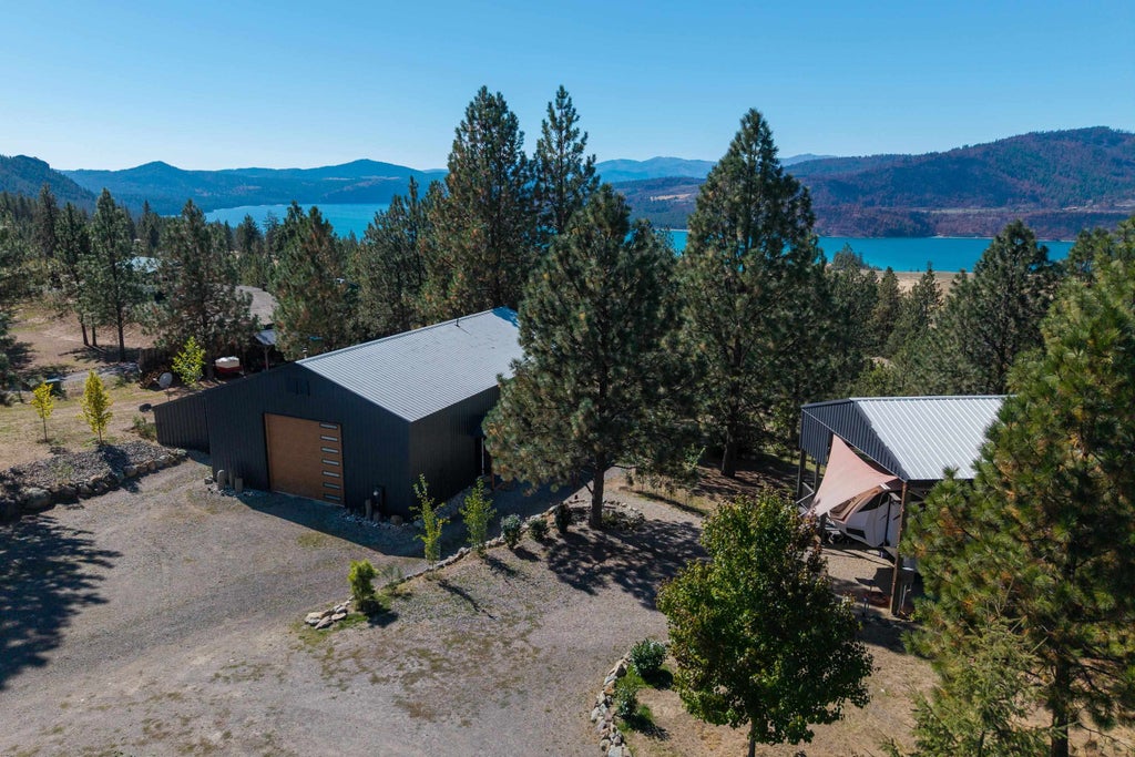 Photo of 5186 Hunter Ridge Way, Hunters, WA 99137 (MLS # 202624537)