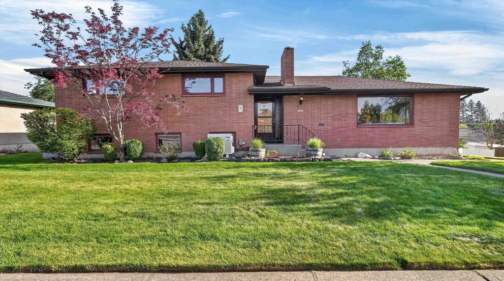 Photo of 2337 W Longfellow Ave, Spokane, WA 99205 (MLS # 202616293)
